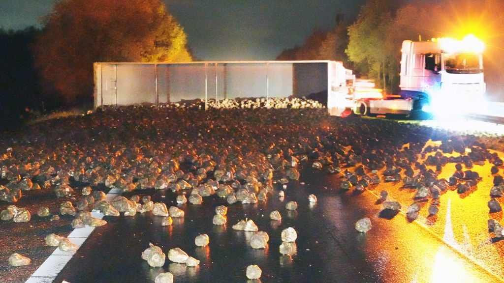 Foto: Duizenden suikerbieten op A28 na ongeluk vrachtwagen
