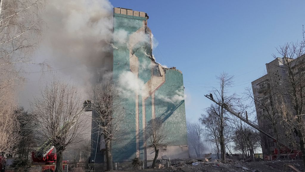 Foto: Twintig doden bij Russische aanval op wooncomplex in West-Oekraïense stad