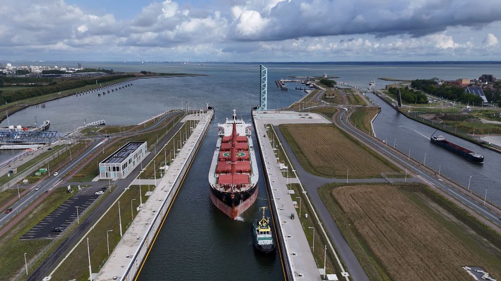 Foto: Drones gezien boven havengebied Terneuzen, politie vindt niets