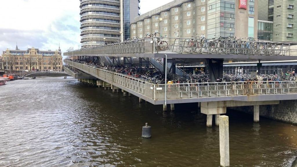 Foto: Sloop in het oog springende fietsflat bij Amsterdam CS begint maandag