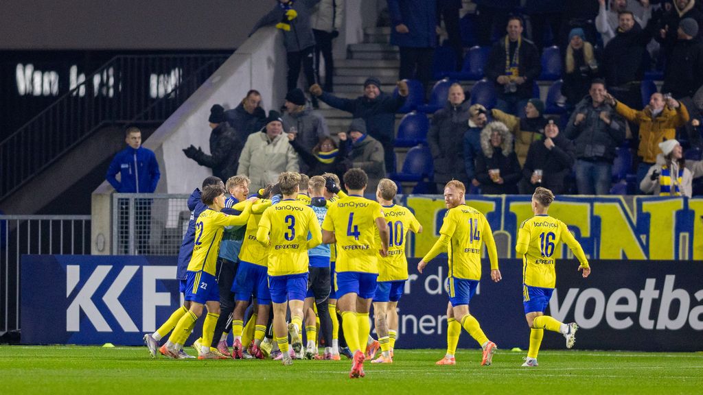 Topper tussen Cambuur en ADO gestaakt nadat Haagse fans met vuurwerk gooien
