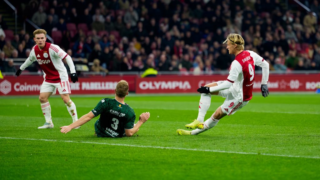 Invaller Dolberg verkleint achterstand Ajax tegen Excelsior: 1-2 • Twente leidt in Volendam