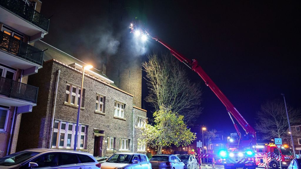 Foto: Veel rook bij brand in pastorie naast kerk in Schiedam