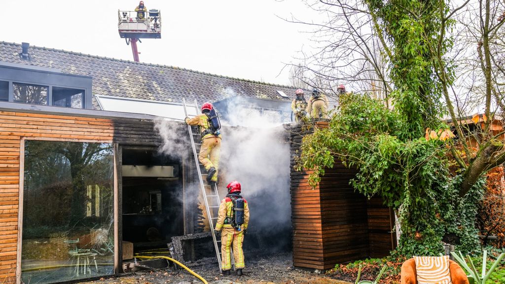 Foto: Twee huizen beschadigd door brand in Geldrop 
