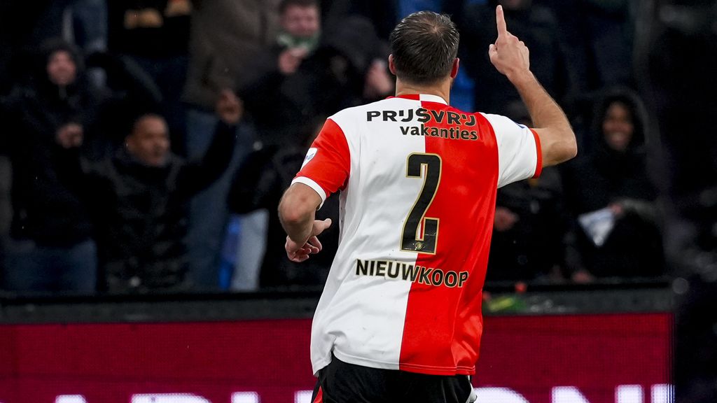 Nieuwkoop helpt met spitsengoal Feyenoord aan voorsprong