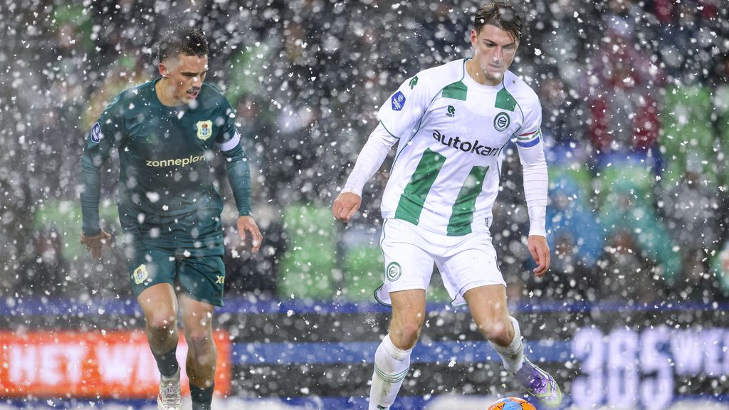 Groningen en PEC Zwolle verwarmen publiek met spectaculair gelijkspel in de sneeuw