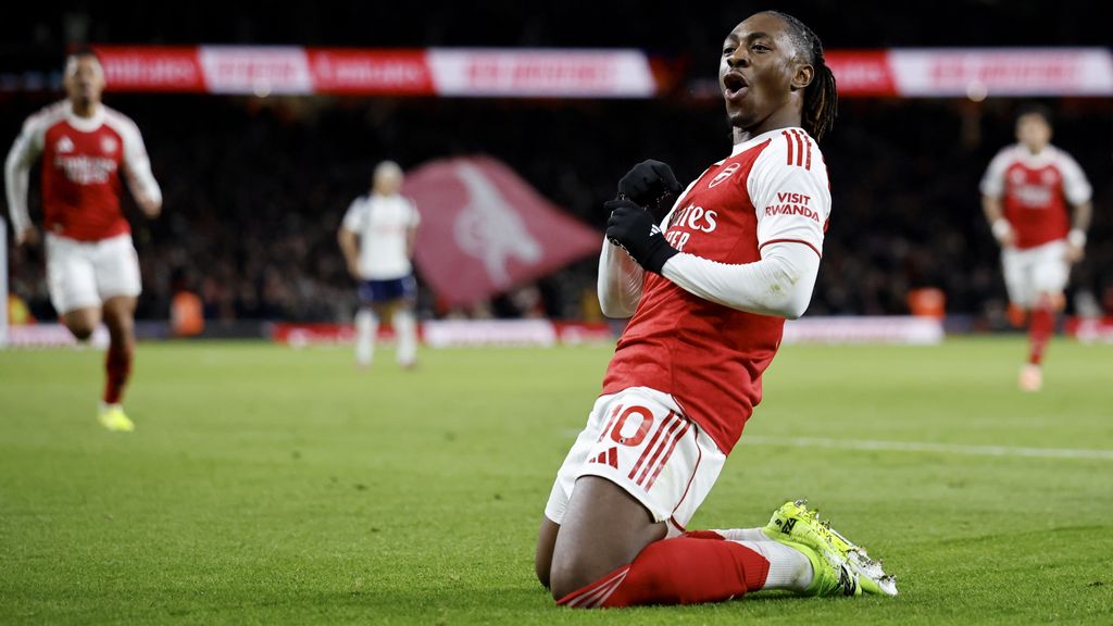 Koploper Arsenal via hattrick Eze ruim langs Spurs in derby van Noord-Londen