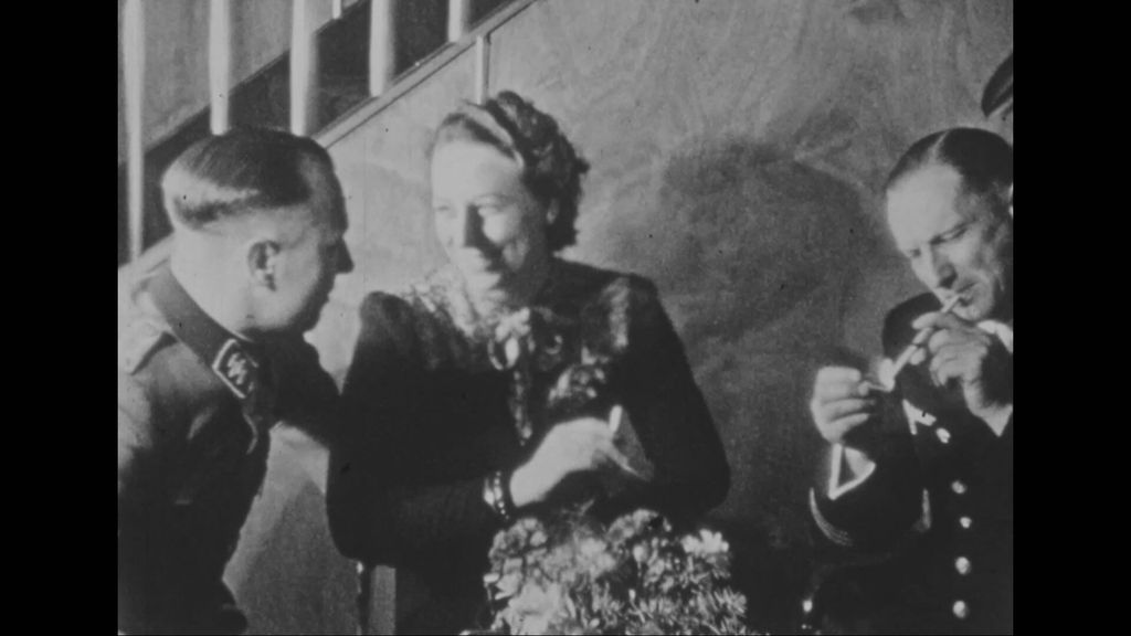 Foto: Bijzondere WO II-beelden: nazi's vieren feest met hotelpersoneel in Alkmaar