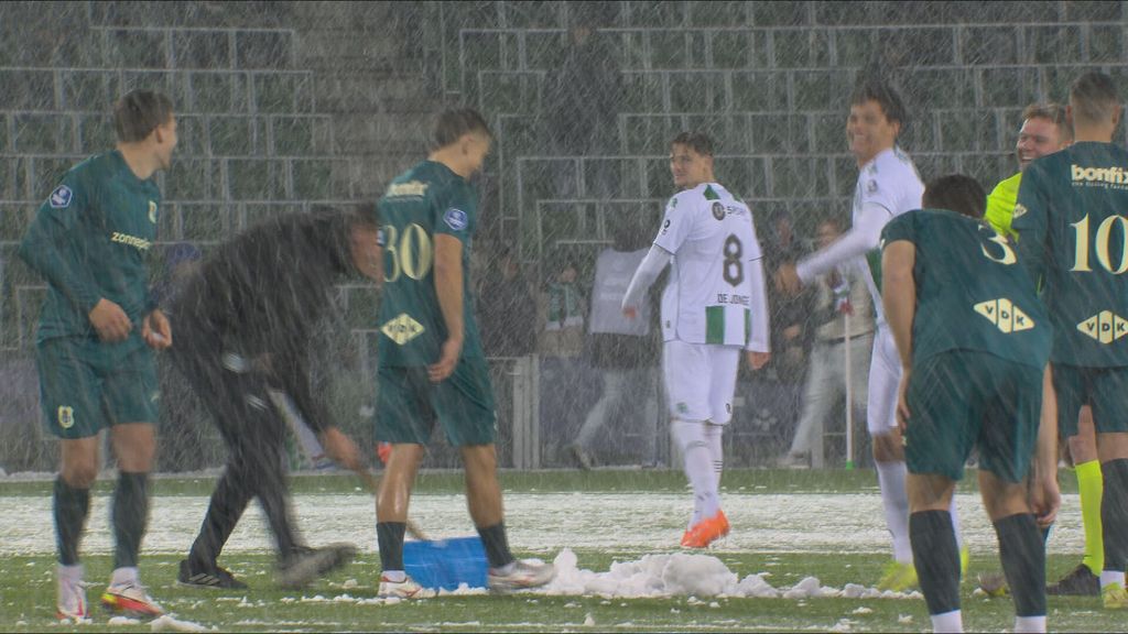 Voetballen of sneeuwballen? In Groningen spelen ze met beide