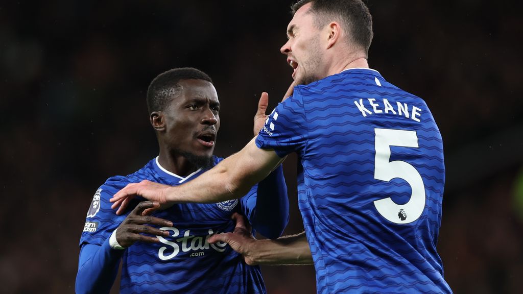 Everton klopt United, ondanks vroege rode kaart na handgemeen teamgenoten