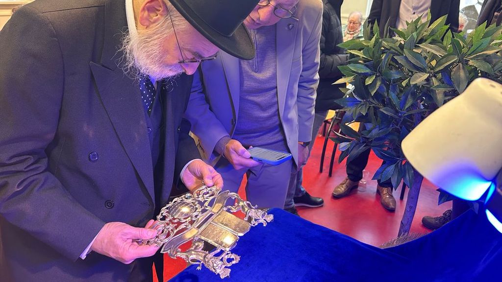 Foto: 'Vermiste' thoraschilden na 80 jaar teruggegeven aan joodse gemeenschap