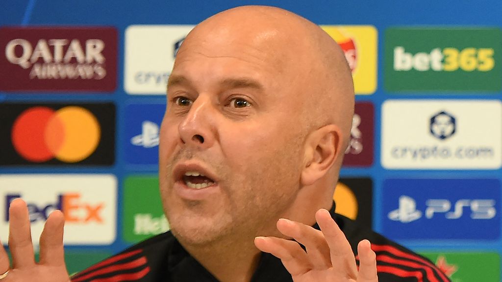 Slot noemt situatie bij Liverpool bespottelijk: 'Nooit gedacht dit ooit mee te maken'