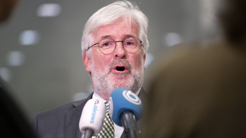 Foto: Opstappen burgemeester na azc-conflict roept vragen op, 'democratie in het geding'