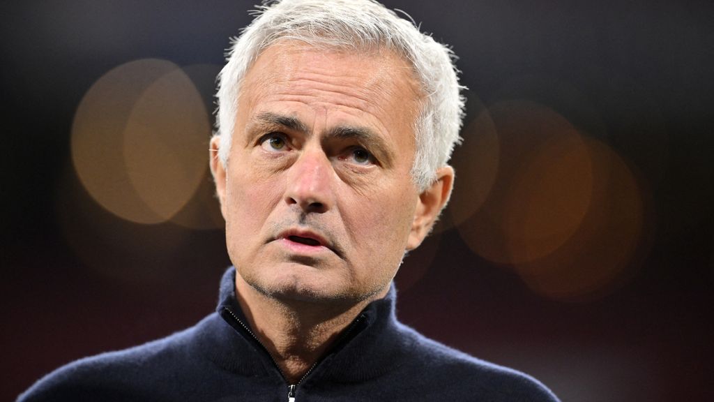 Mourinho met gevoel voor drama: 'Ajax is een siervis in een omgeving vol haaien'