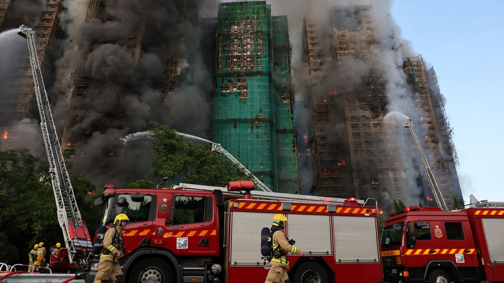 Foto: Meerdere doden bij grote brand in woontorens Hongkong