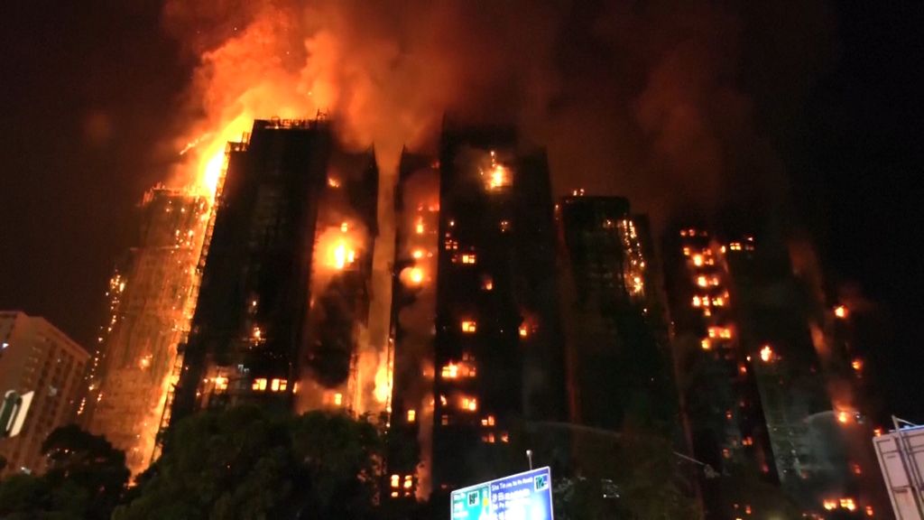 Foto: Dodental bij zeer grote brand in woontorens Hongkong opgelopen naar 13