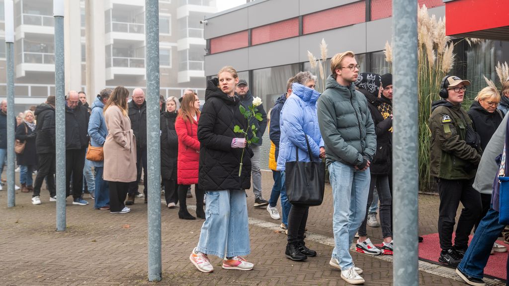 Foto: Duizenden mensen brengen laatste groet aan zanger René Karst