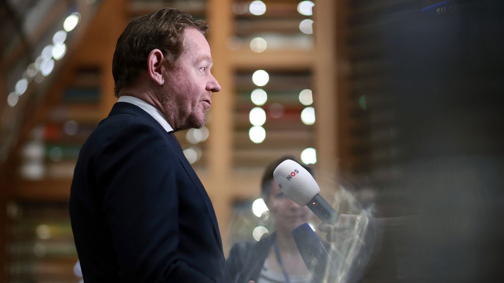 Van Weel wil asielwetten voor kerst doordrukken, maar Kamer twijfelt