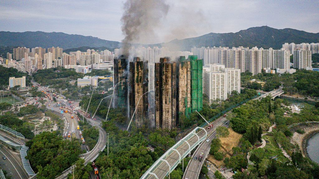Foto: Flatbrand Hongkong nog steeds niet geblust, drie mensen aangehouden