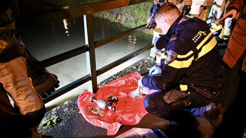 Foto: Deel gestolen voorwerpen kerk Houten opgedoken uit water