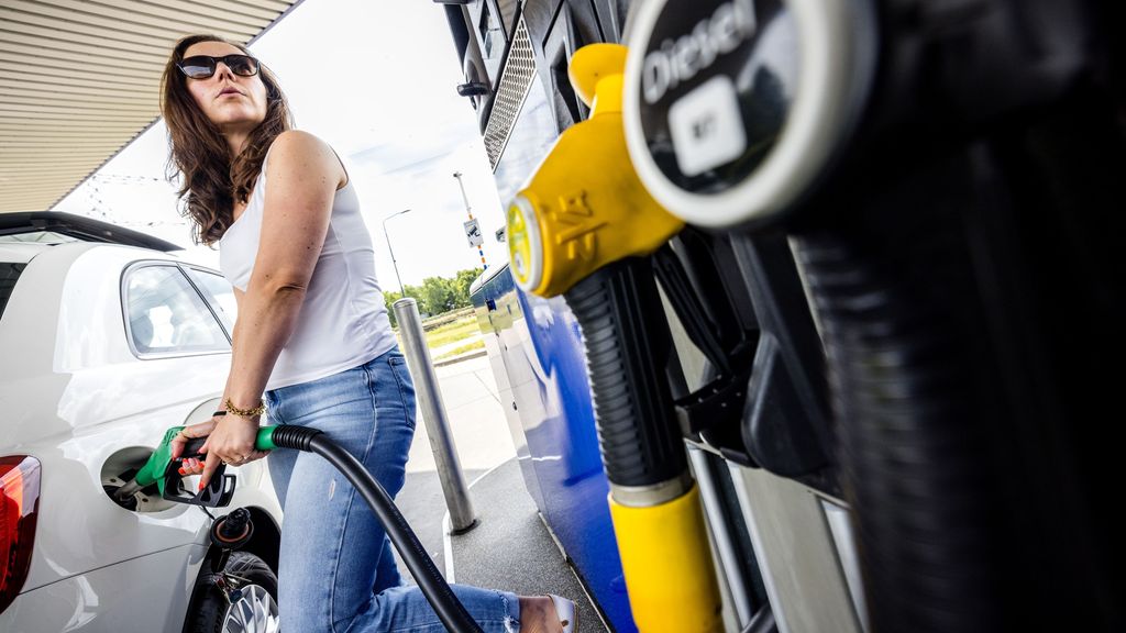 Foto: Benzine ruim 5 cent duurder door belastingverhoging, geld gaat naar openbaar vervoer