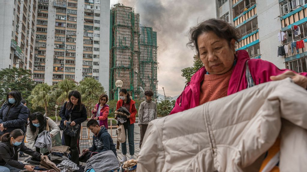 Foto: Wanhoop en rouw na brand Hongkong: 'Telefoon is niet meer opgenomen'