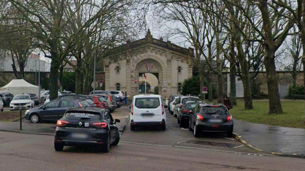 Foto: Twee gevangenen ontsnapt in Dijon, 'zaagden tralies door'