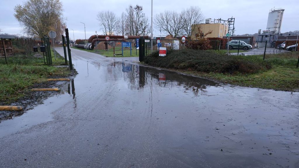 Foto: Rioolzuivering in Haps werkt weer, wel op noodstroom