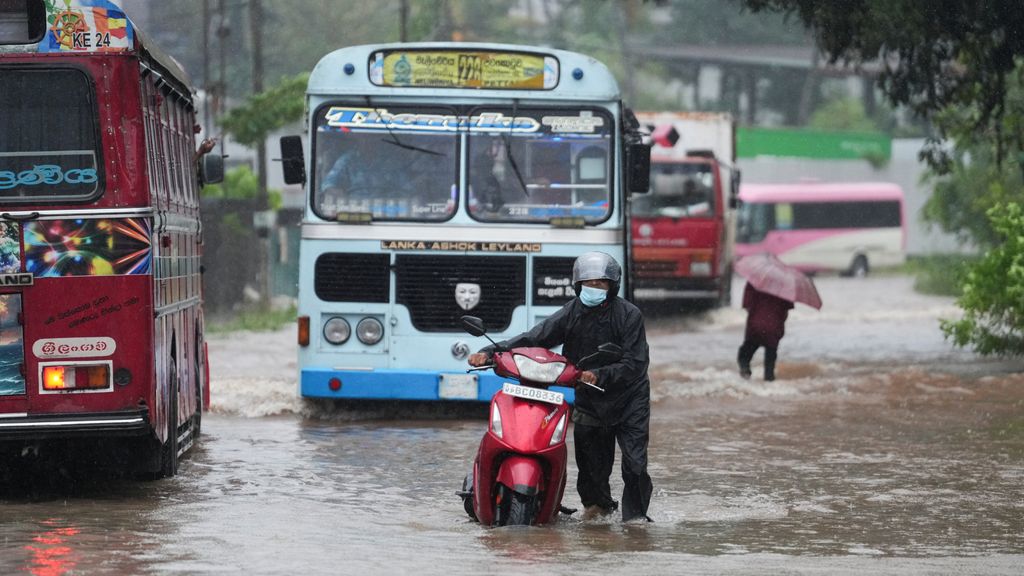 Foto: Dodental door orkaan in Sri Lanka loopt op naar 56, scholen gesloten