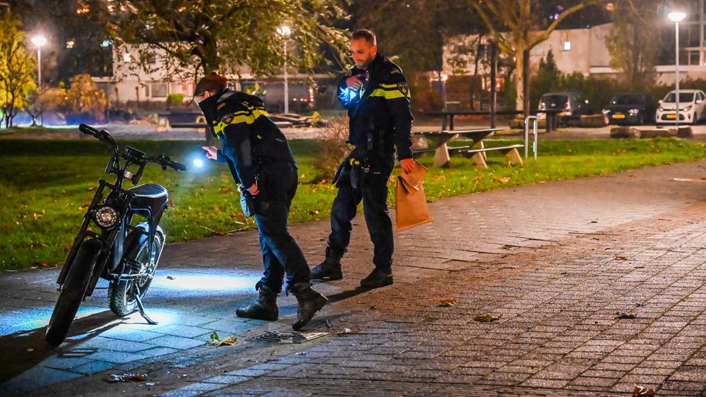 Foto: Jongen zwaargewond bij afsteken van vuurwerk in Schiedam