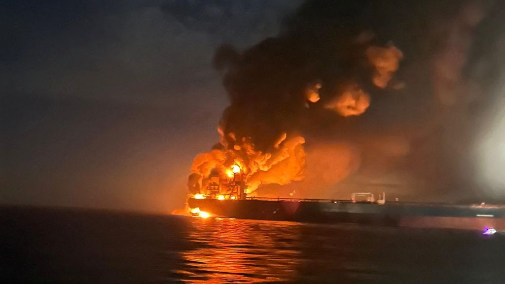 Foto: Aanvallen op woonwijk in Kyiv, olietankers Russische schaduwvloot in brand