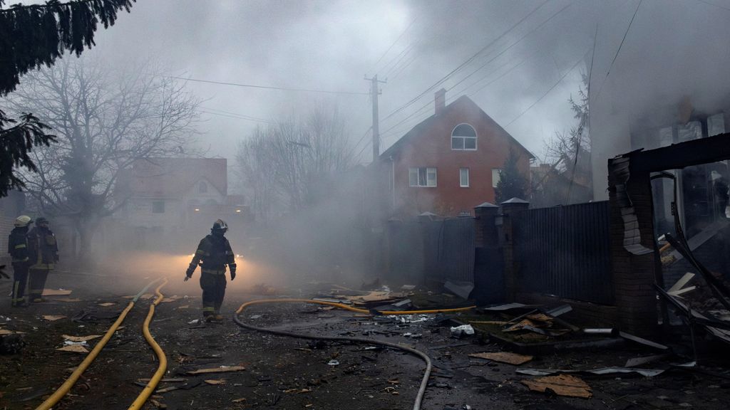 Foto: Aanvallen op woonwijk in Kyiv, olietankers Russische schaduwvloot in brand