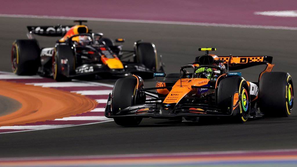 Verstappen beperkt schade met vierde plek in sprintrace, Norris loopt punt uit