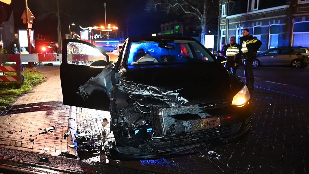 Trein ramt auto: vrouw en baby lichtgewond