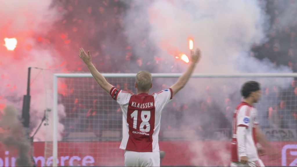 Ajax-Groningen definitief gestaakt na massaal vuurwerk van F-Side • PSV blijft koploper