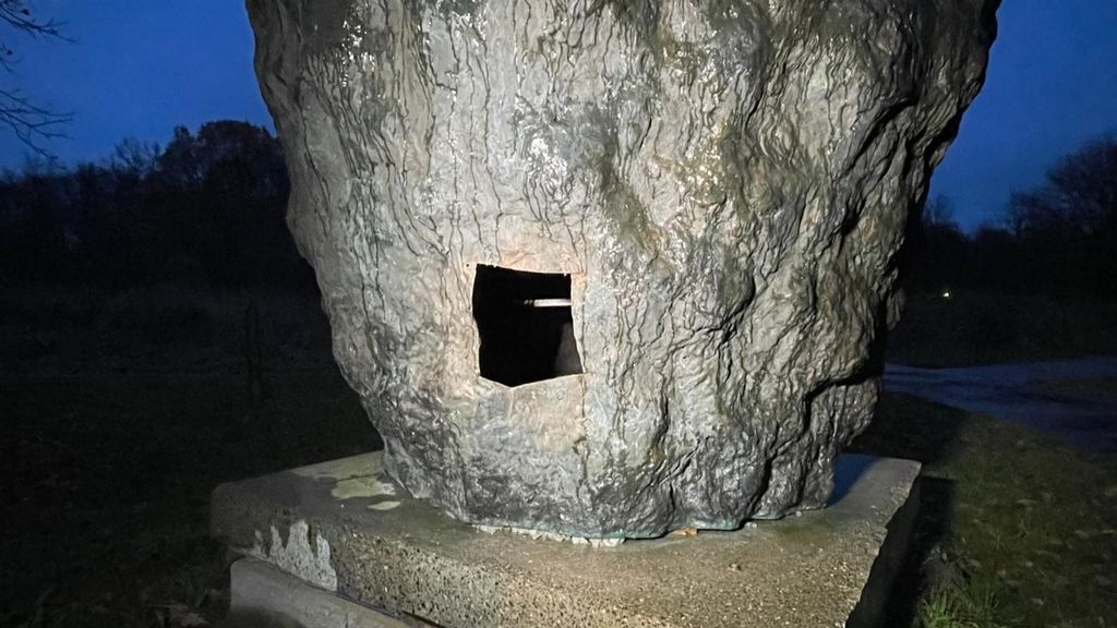 Gat gezaagd in bronzen kunstwerk Almere: 'Dit is diefstal'