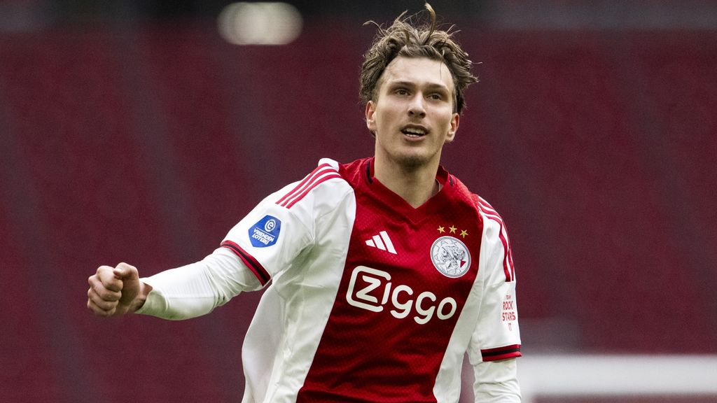 Godts schiet Ajax op 1-0 tegen Groningen in lege Arena • Vuurwerk buiten stadion