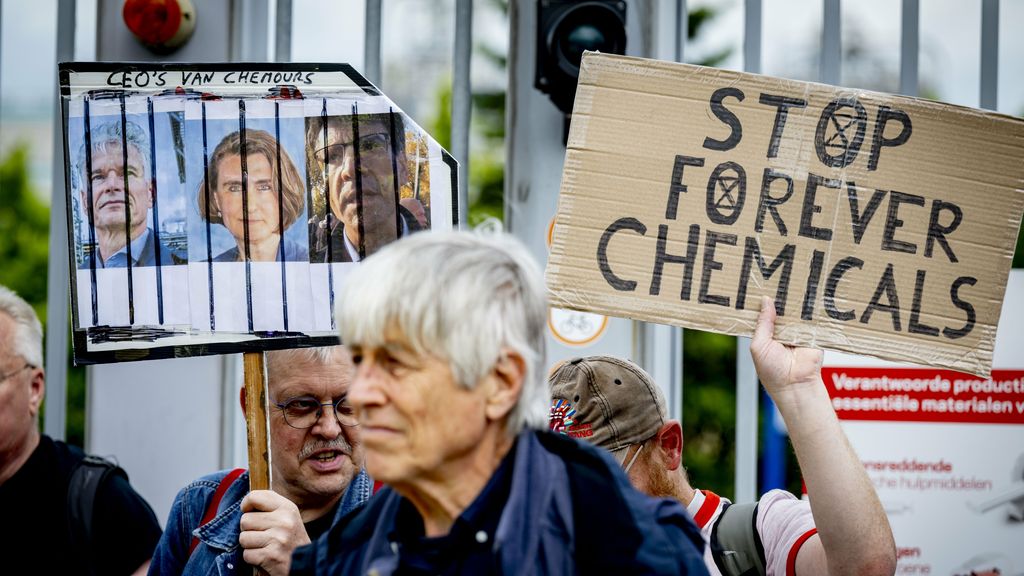 Foto: Milieuclubs eisen bij rechter verbod op PFAS-lozingen: 'Er gebeurt helemaal niks'