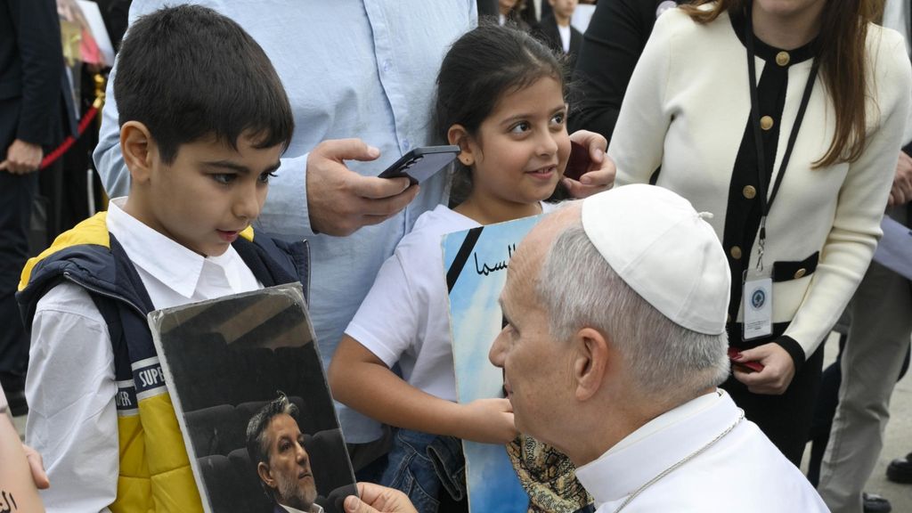 Foto: Paus spreekt op laatste reisdag met nabestaanden van havenexplosie Beiroet