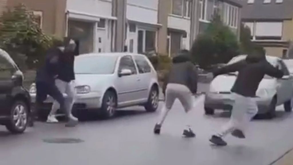 Foto: Jongen gewond bij ogenschijnlijke stunt met auto, bestuurder (18) vast