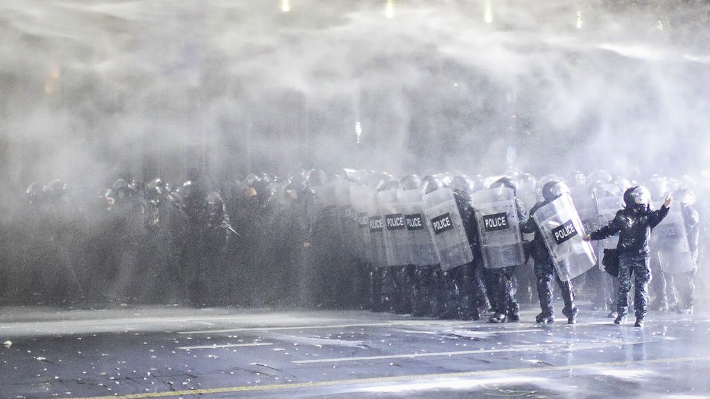 Foto: Georgische regering woest op BBC, demonstranten opgeroepen voor verhoor