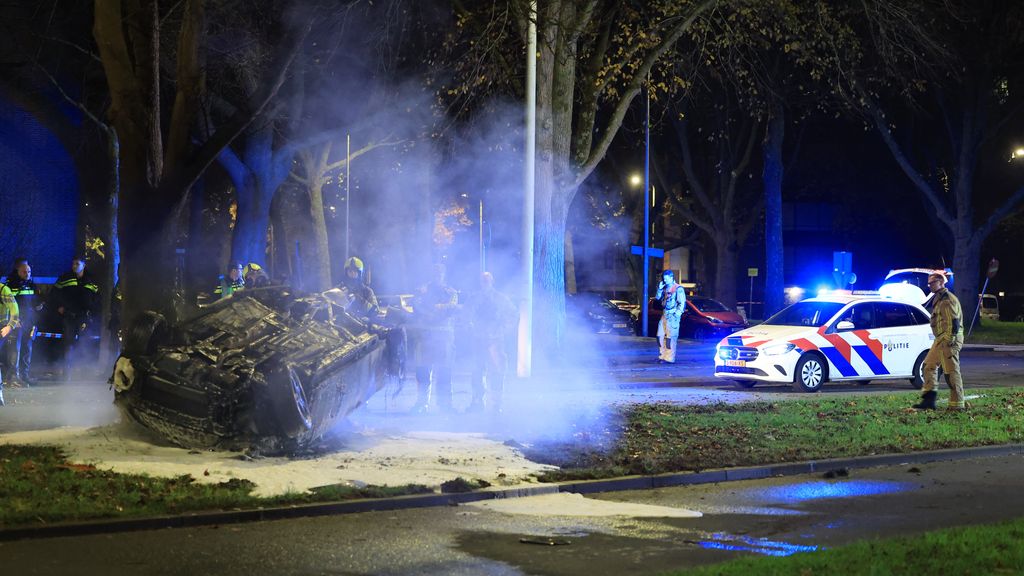 Foto: Auto crasht en vliegt in brand bij politieachtervolging in Den Haag