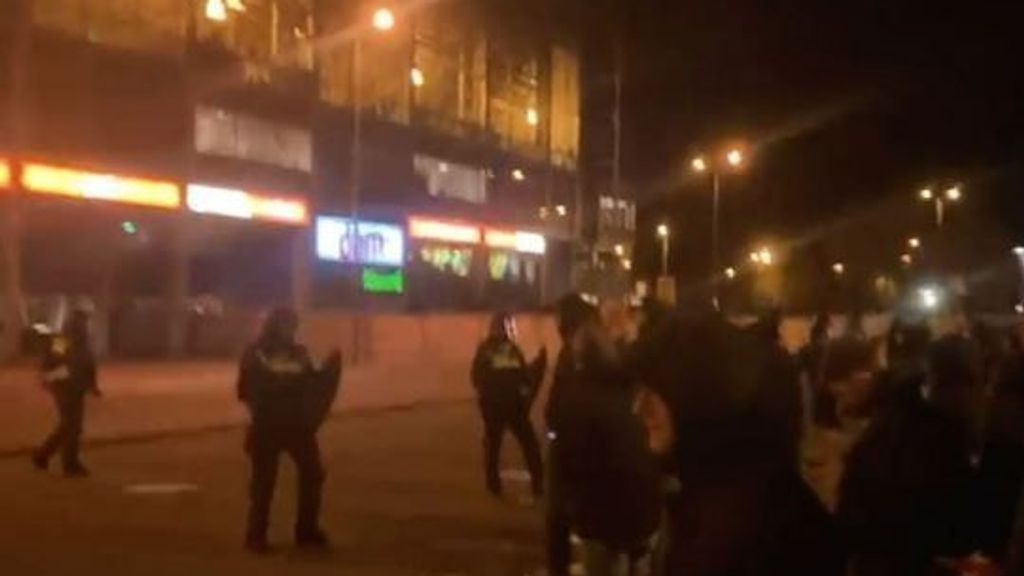 Foto: Honderden fans De Graafschap geweerd bij Vitesse na weigeren fouillering