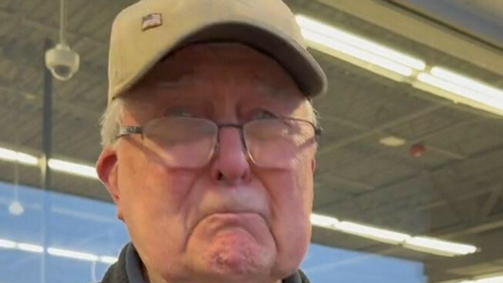 Foto: Donateurs laten 88-jarige supermarktmedewerker in Amerika met pensioen gaan 