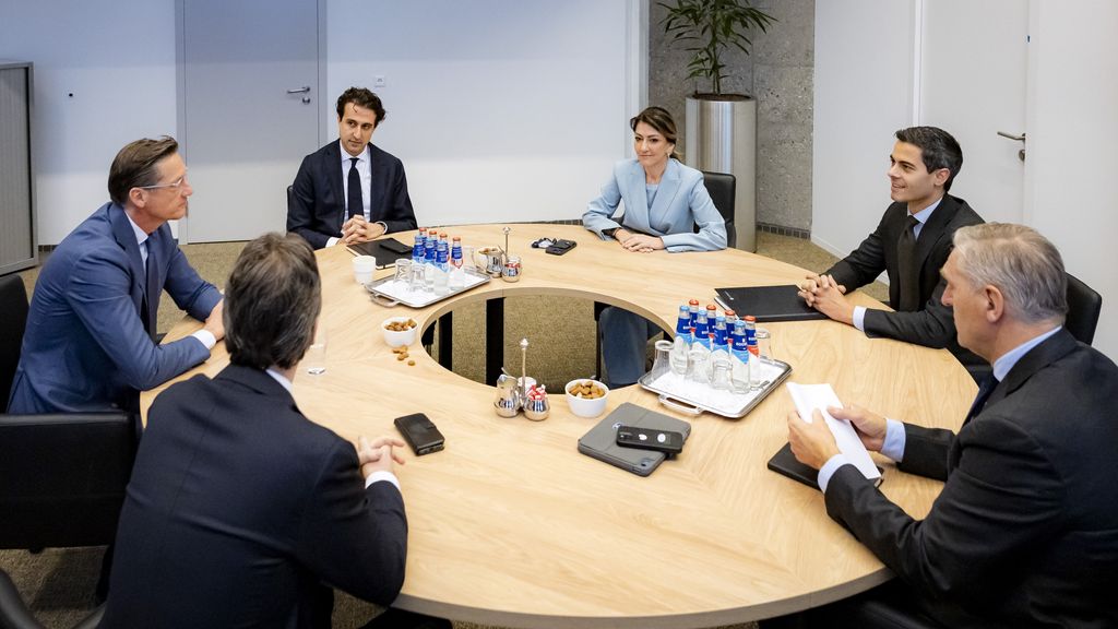 Veel gebeld tussen vijf partijen dit weekend • Minderheidskabinet besproken optie Veel gebeld tussen vijf partijen dit weekend • Minderheidskabinet besproken optie