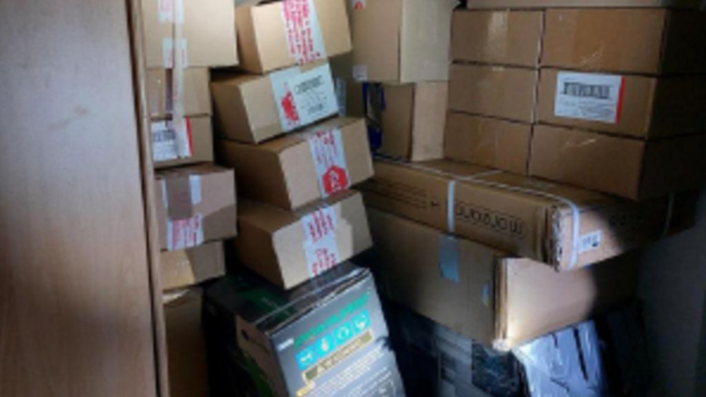 Foto: Pakketbezorger hield honderden pakketten achter, bood spullen te koop aan