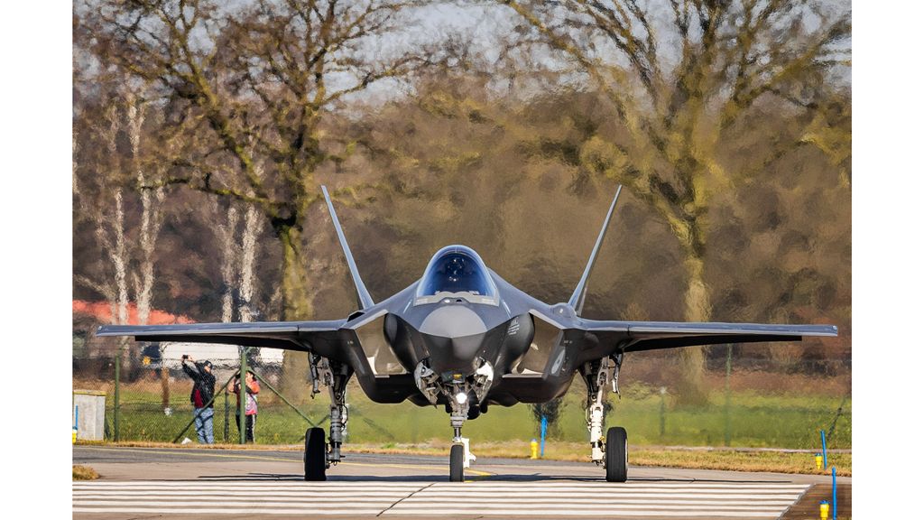 Foto: Gevechtsvliegtuigen Volkel opgestegen na alarmmelding