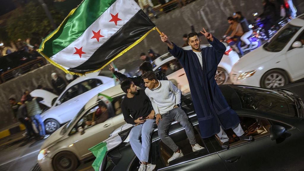 Foto: Vreugde in Damascus nu Assad jaar weg is, maar niet iedereen viert feest