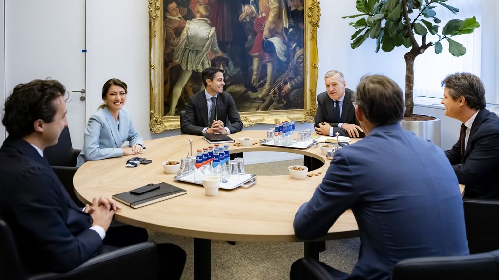 Vijf partijen hebben veel gebeld • Minderheidskabinet D66-VVD-CDA besproken optie Vijf partijen hebben veel gebeld • Minderheidskabinet D66-VVD-CDA besproken optie