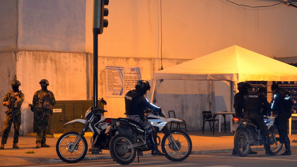 Foto: Dertien lichamen gevonden na explosie bij gevangenis in Ecuador